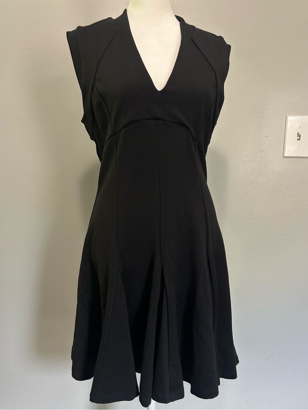 French Connection Black V-Neck Sleeveless Flare Dress Thick Stretch Cocktail 10 - Picture 6 of 8